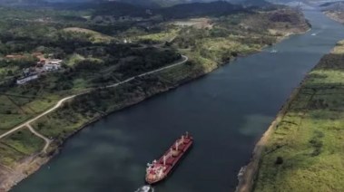 سفينة تبحر عبر قناة بنما