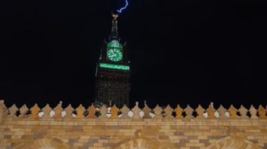 صاعقة تضرب أعلى برج ساعة