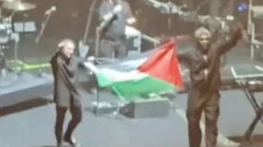 لحظة رفع العلم الفلسطيني