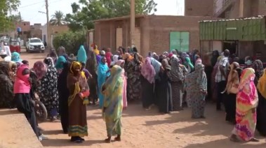 مئات السودانيين يتجمعون للحصول على الطعام من تكية خيرية في أم درمان