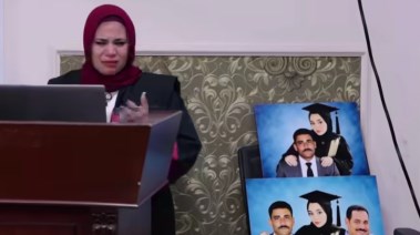الباحثة مي أثناء مناقشتها