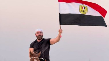  رامي عادل أثناء رفع علم مصر 