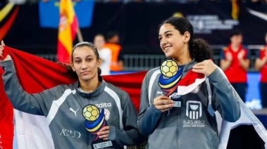 ملك وزينة لاعبتا منتخب ناشئات كرة اليد