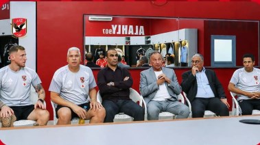 الخطيب مع لاعبي الأهلي