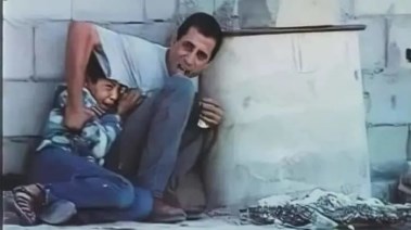الطفل الغزاوي أحمد الدرة بين ذراعي أبيه