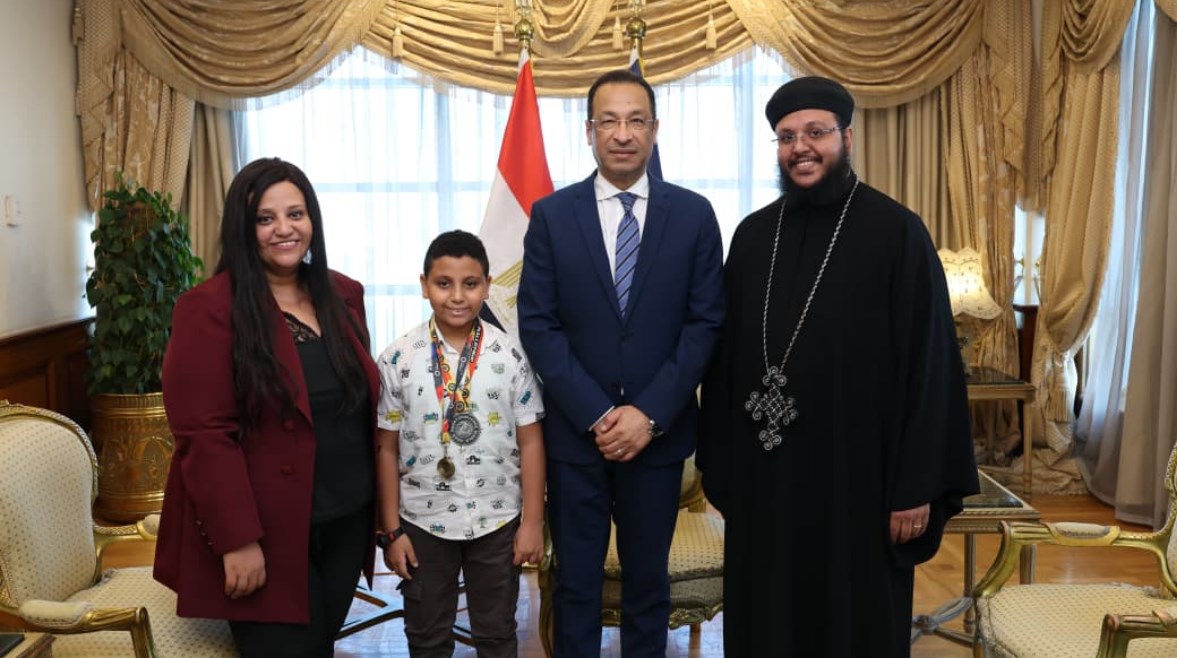وزير الاتصالات مع الطفل مارتيروس مينا وأسرته