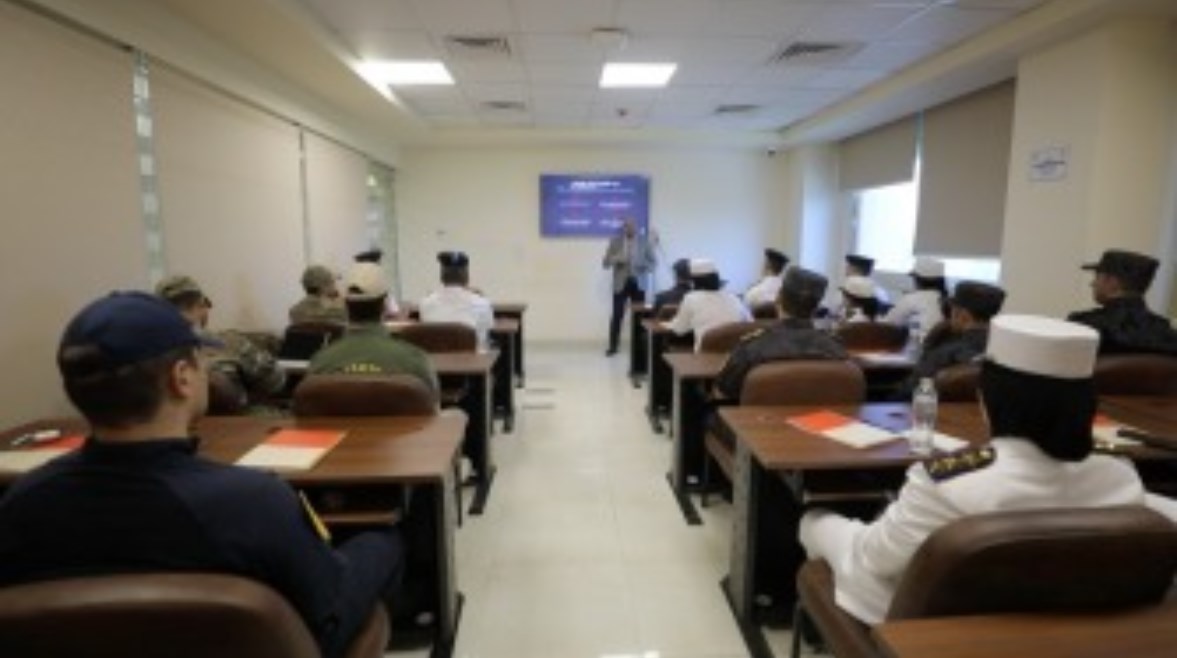 أكاديمية الشرطة تنظم دورة تدريبية بالتعاون مع الصليب الأحمر 