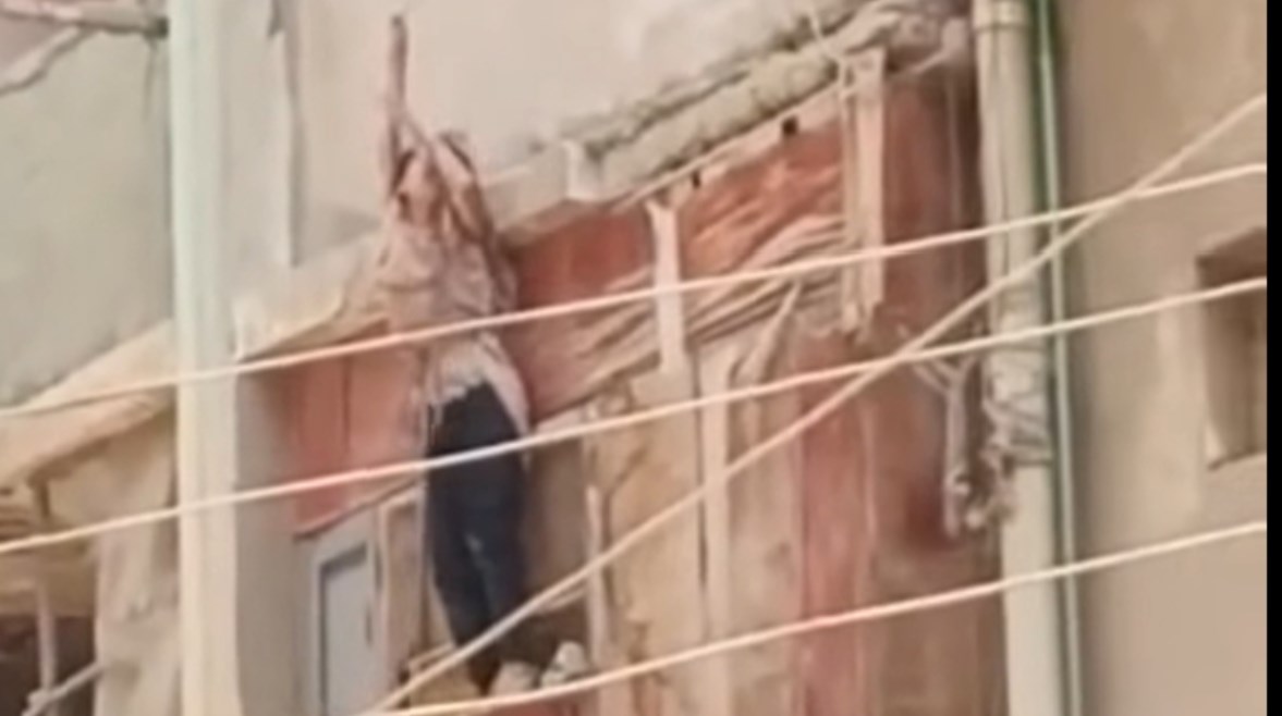 الفتاة الظاهرة بالفيديو