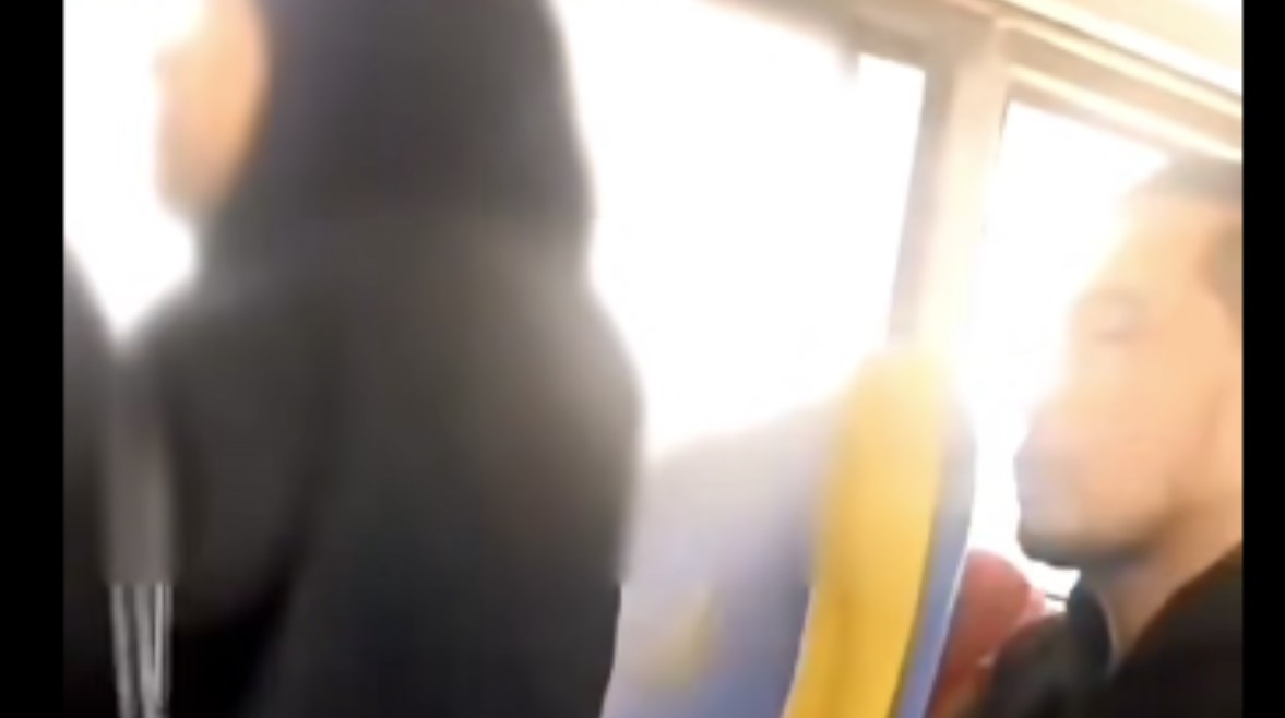  مسنة تتعرض للتحرش داخل أتوبيس نقل عام