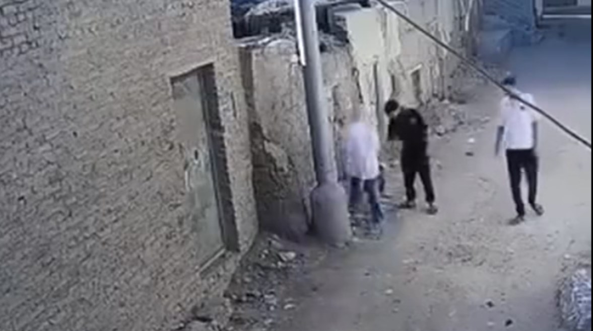 شاب يتحرش بفتاة أثناء عودتها لمنزلها 