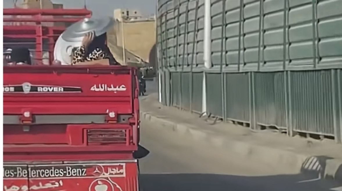 فتاة تطارد سيارة ربع نقل على الأوتوستراد