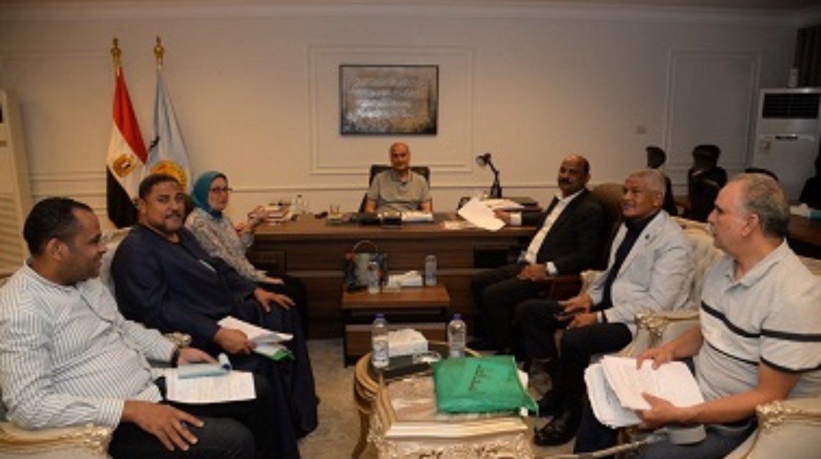 اجتماع سابق لنواب محافظة اسيوط مع المحافظ