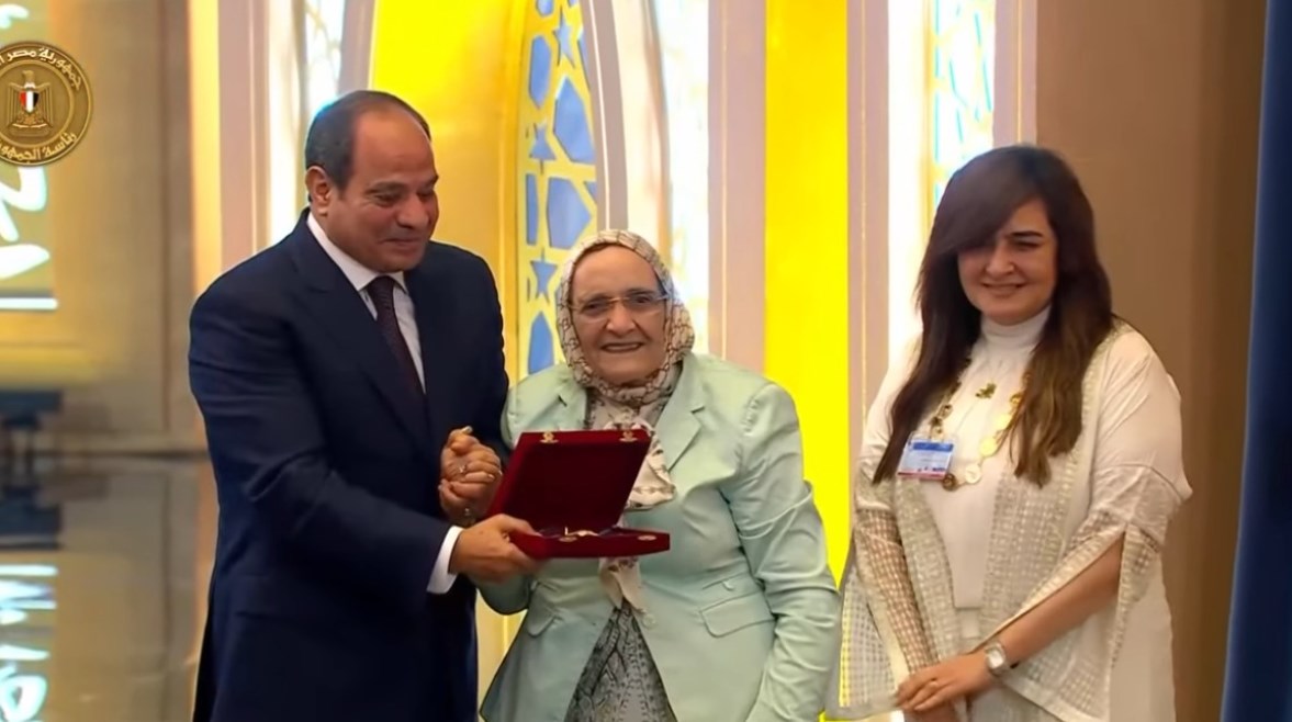 السيسي يكرم آمال إسماعيل 