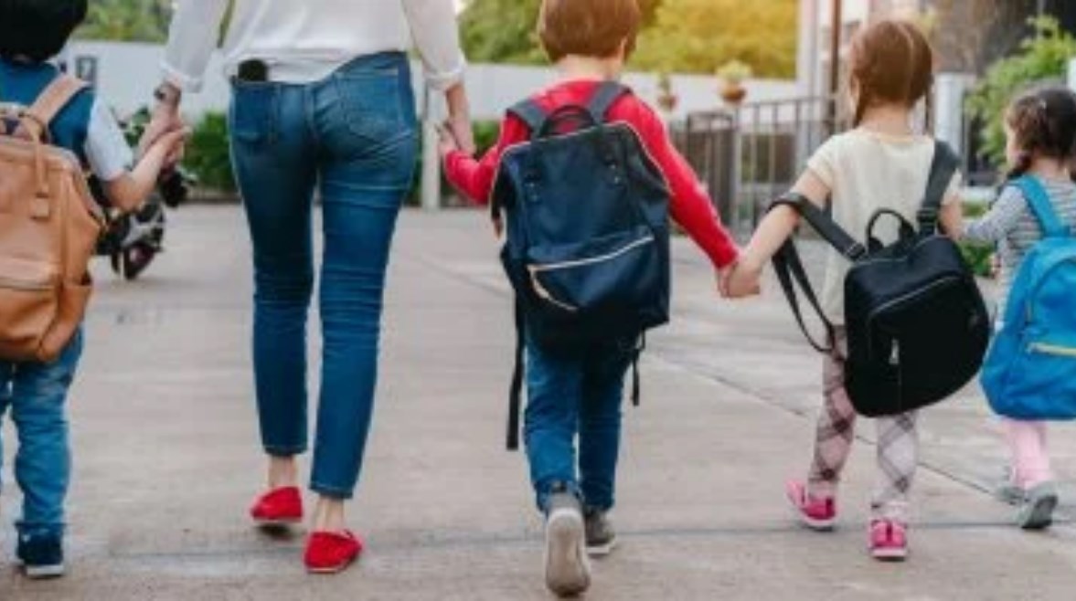 حضور الأمهات مع أبنائهن في المدارس