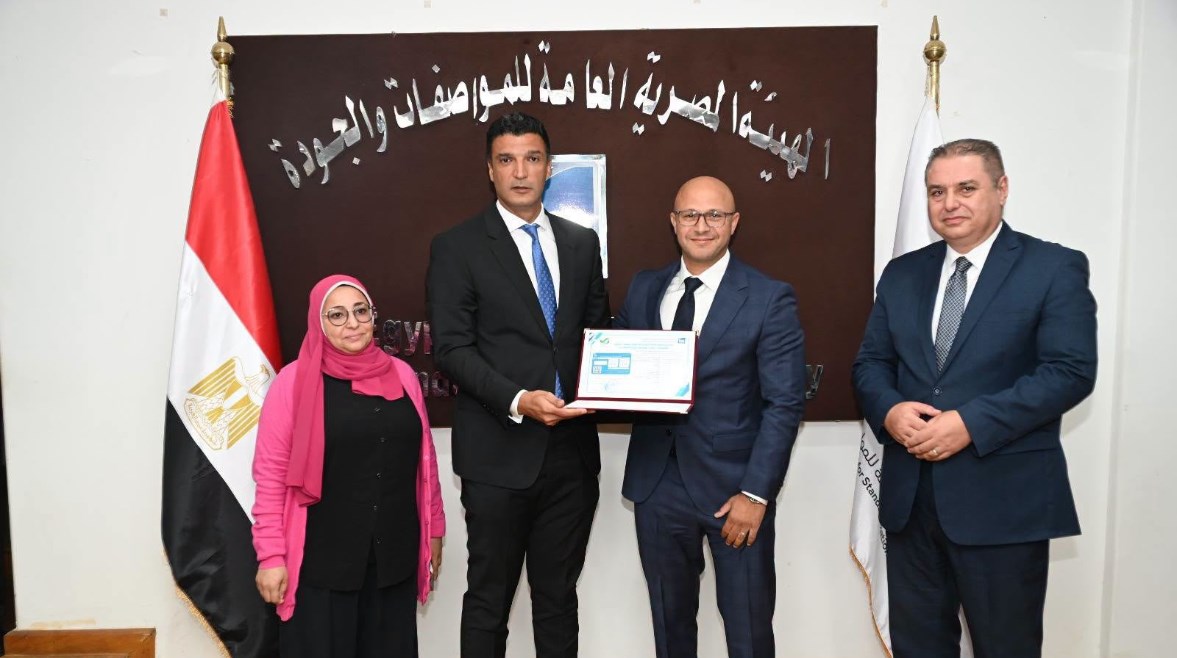 محمود جميل يستلم الشهادة من وزير الصناعة 