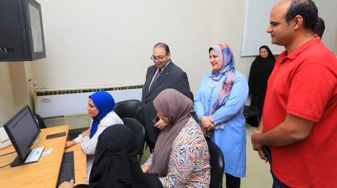 رئيس جامعة كفرالشيخ يتفقد معمل التنسيق 