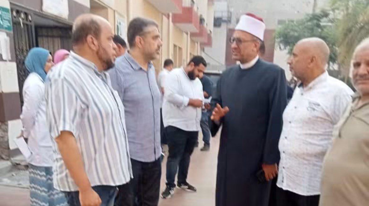 رئيس المنطقة الأزهرية بكفر الشيخ خلال زيارة المصابين
