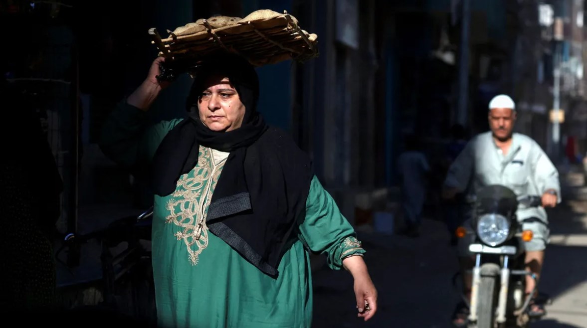 سيدة تحمل عدد من أرغفة الخبز