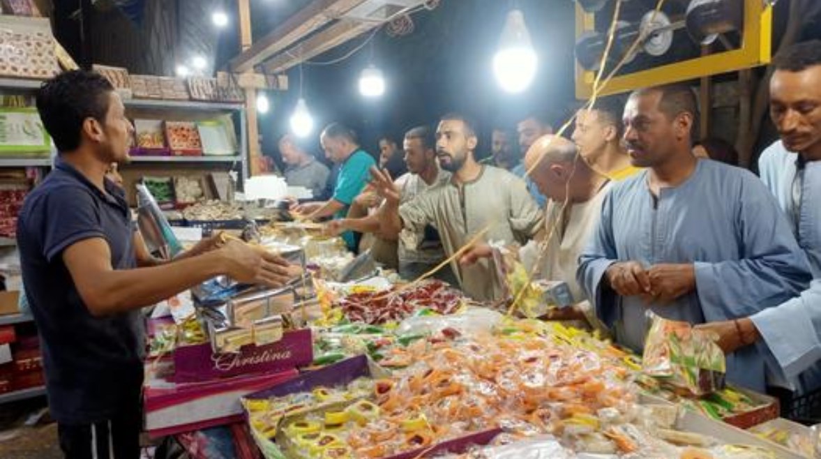 مواطنون يشترون حلاوة المولد