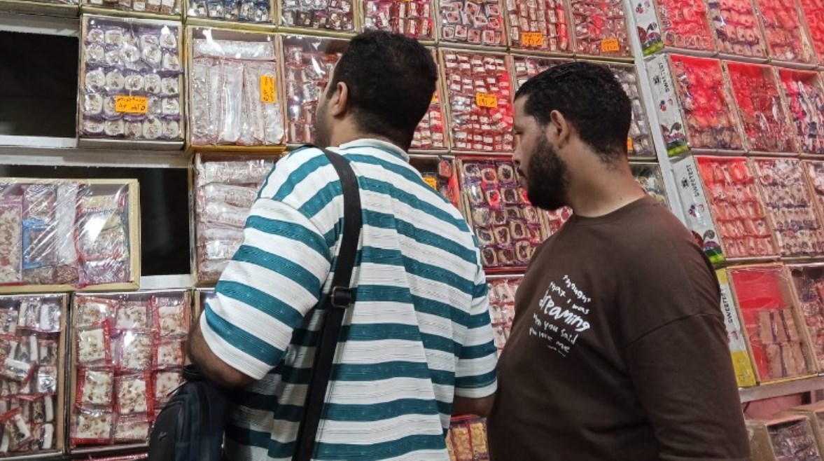 مواطنون يشترون حلاوة المولد في باب البحر