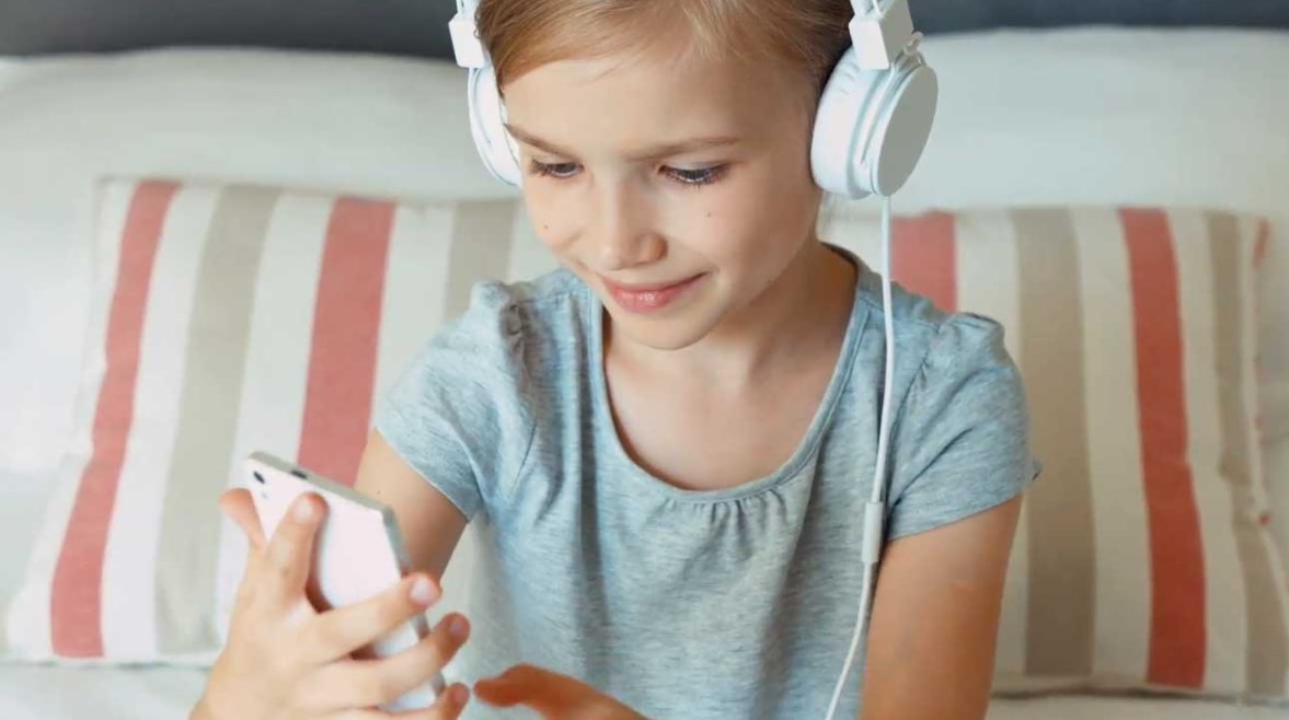 طفلة ترتدي سماعات أذن