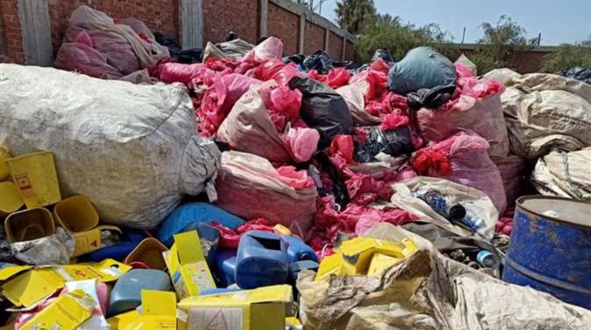 نفايات طبية خطرة داخل حاوية قمامة- أرشيفية