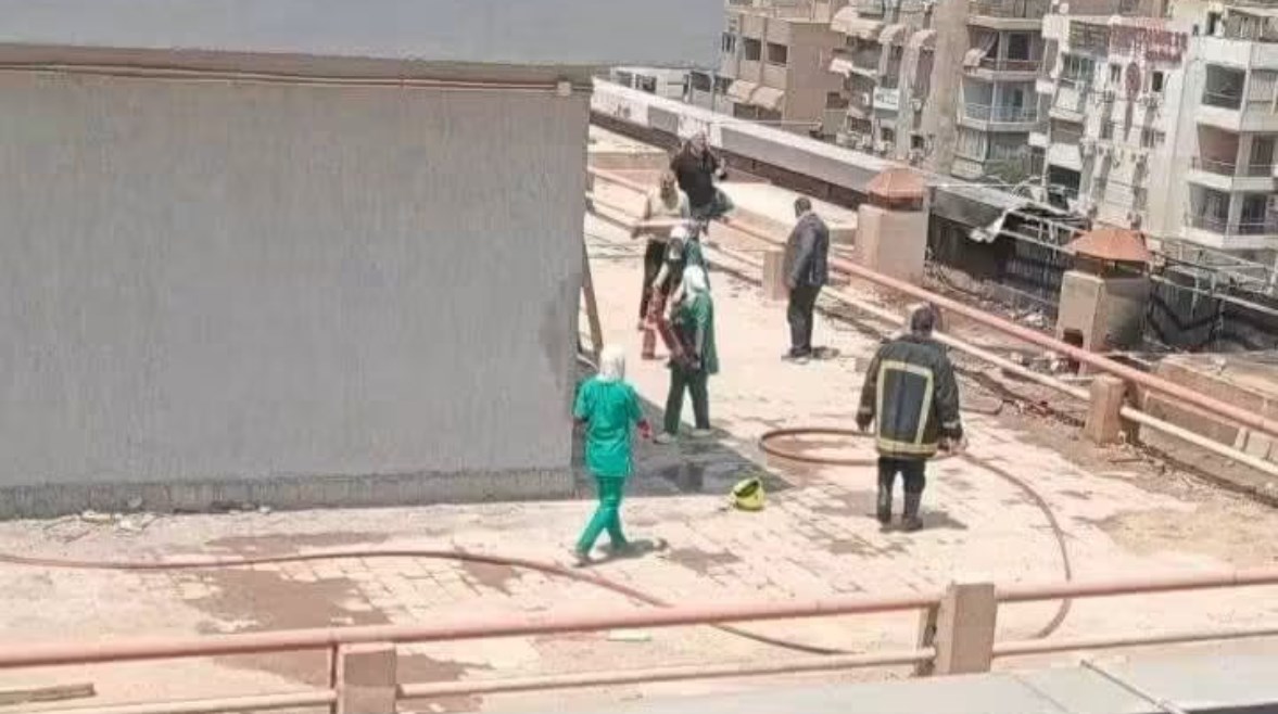 مشهد من محاولات إنقاذ الممرضات وإطفاء الحريق 