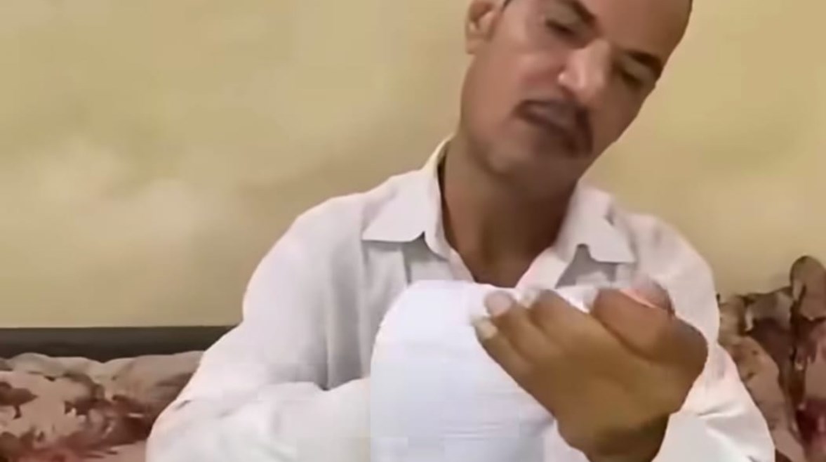 الأوراق المتواجدة مع صاحب مطعم الفول والفلافل