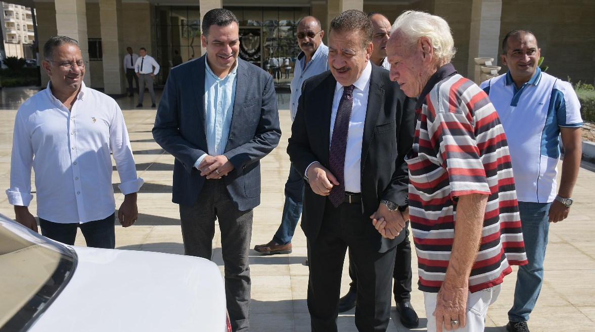 محافظ بورسعيد يعيد سيارة الرزق لـ"عم محمد" بعد إصلاحها بالكامل