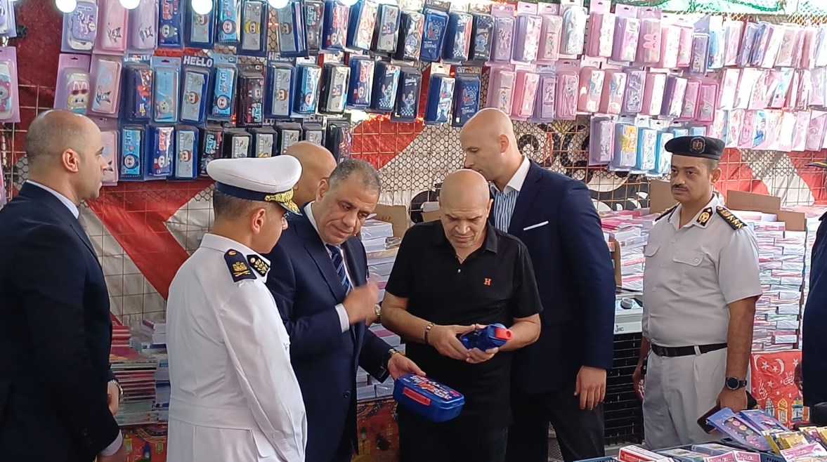 مدير أمن بورسعيد يفتتح معرض كلنا واحد.. تخفيضات حقيقية وجودة مضمونة وموقف إنساني مع طفل أبهر الحاضرين