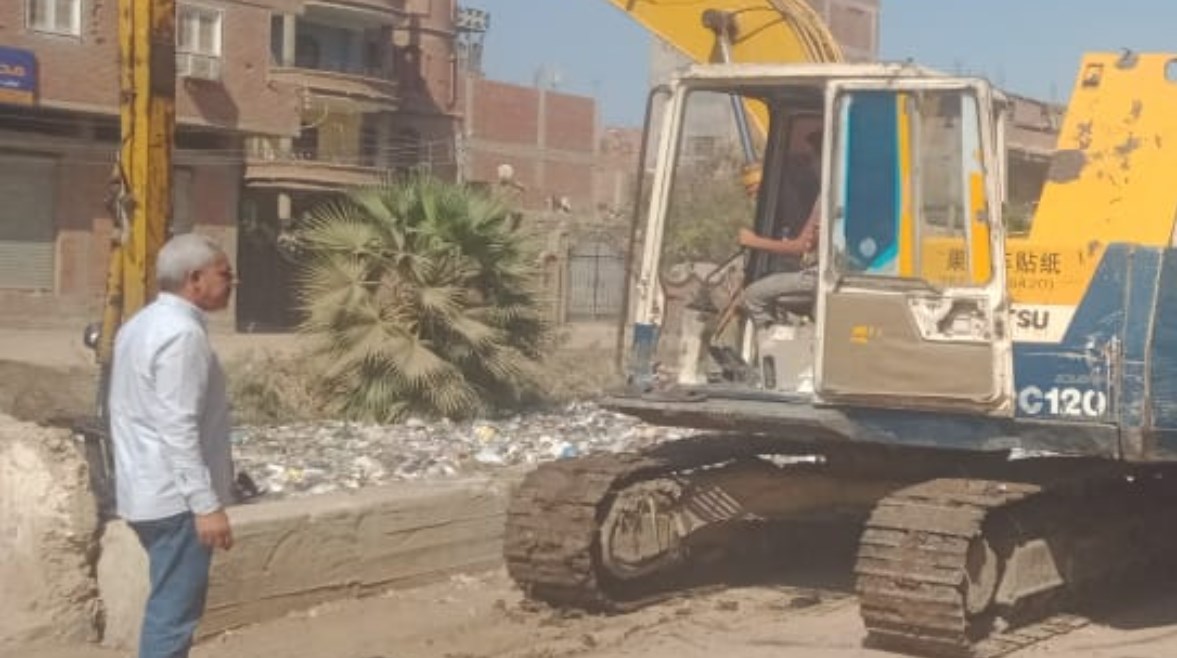 رئيس مجلس المدينة أثناء العمل 
