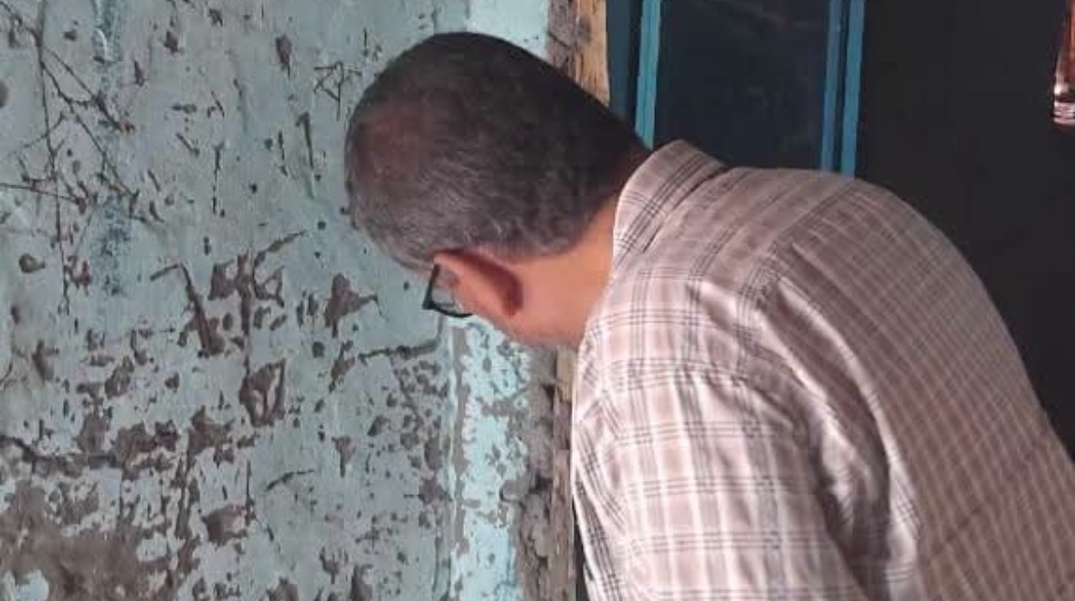 أثناء إجراء عملية الفحص داخل المنازل 