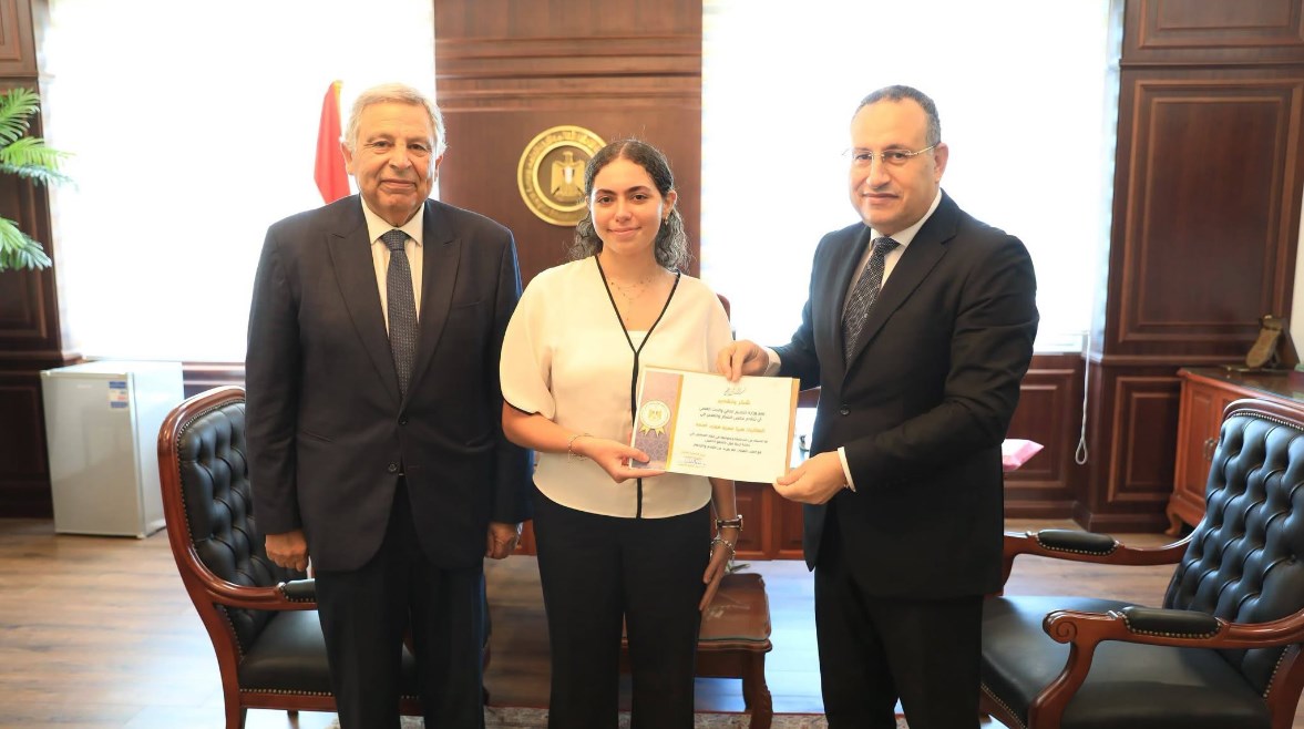 وزير التعليم العالي والبحث العلمي، عبدالعزيز قنصوة، يكرم الطالبة هيا عمرو فوزي