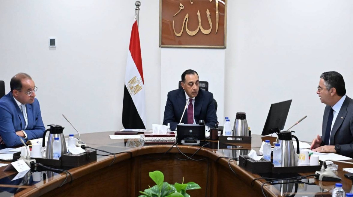 جانب من اجتماع رئيس الوزراء