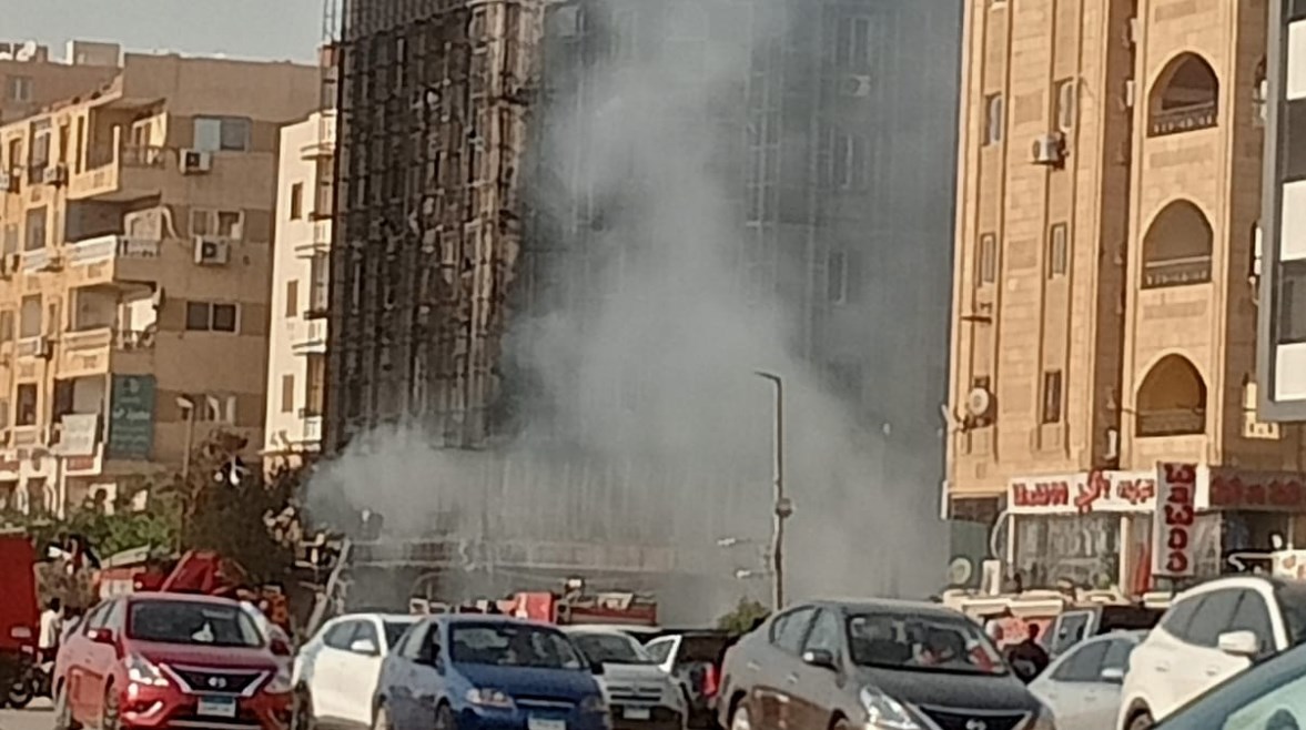 جانب من السيطرة على حريق الأهرام مول