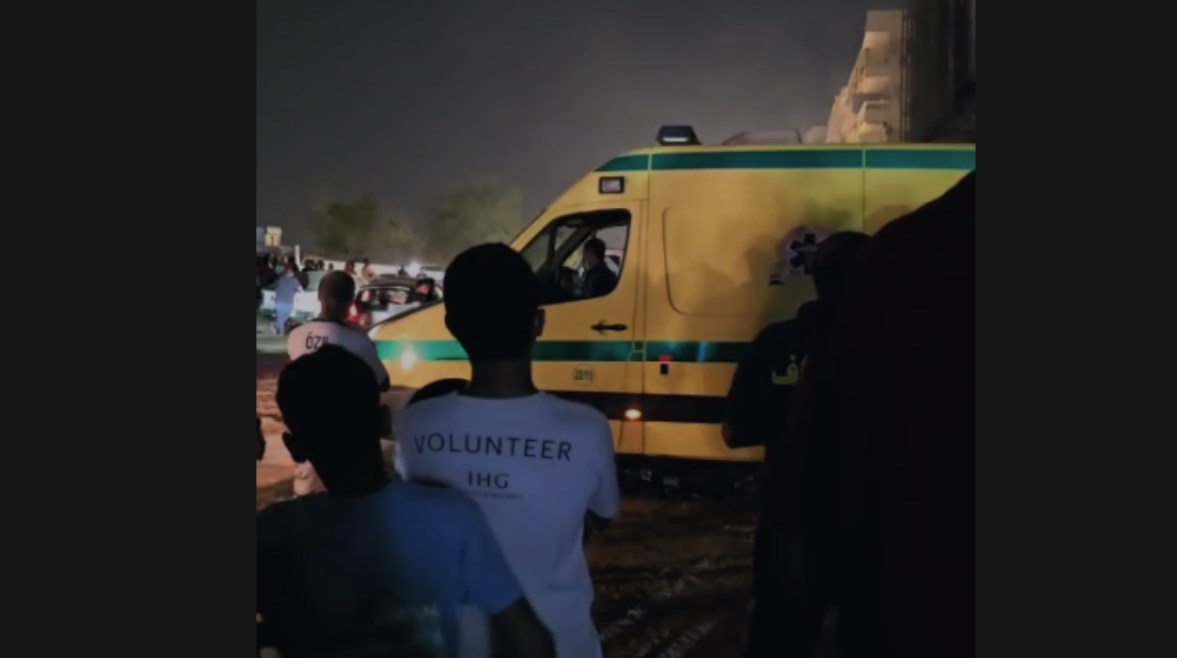 جانب من نقل ضحايا حريق الأهرام مول
