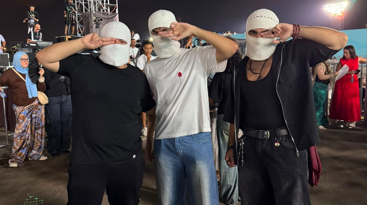 ارتداء الجمهور قناع توو ليت في حفله بالساحل الشمالي
