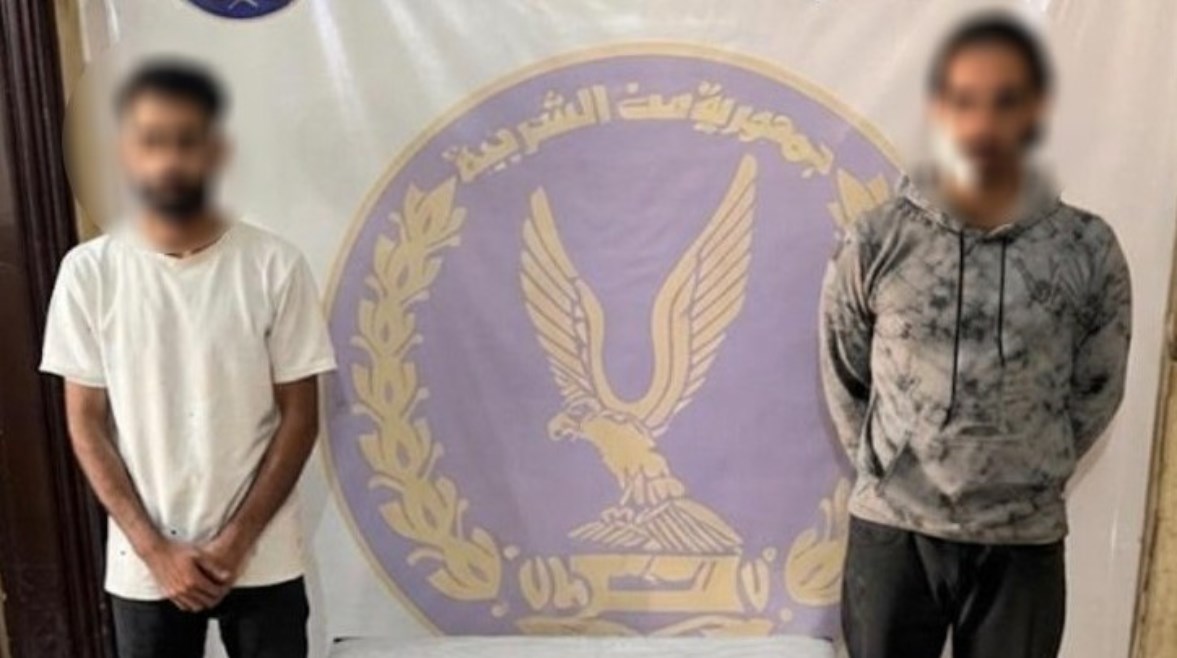 المتهمان بعد ضبطهما 