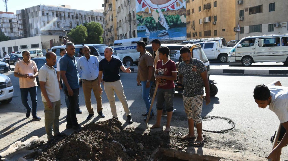 أثناء جولته محافظ أسوان 