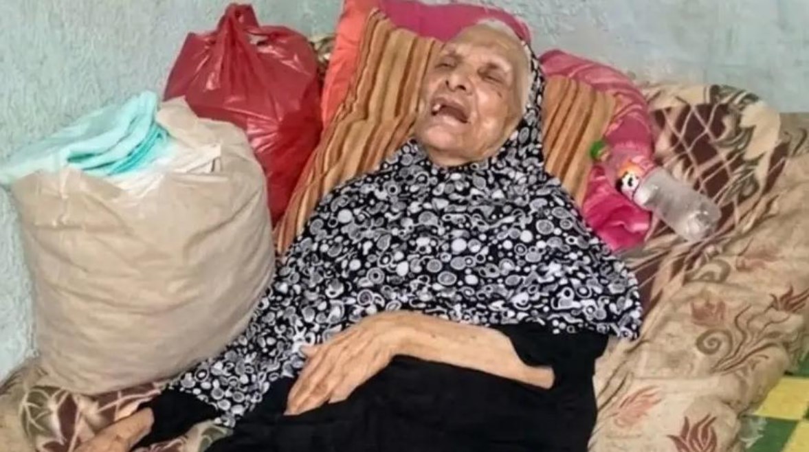 السيدة المسنة أم مصطفى 
