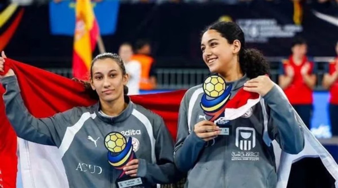 ملك وزينة لاعبتا منتخب ناشئات كرة اليد