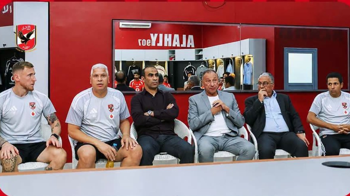 الخطيب مع لاعبي الأهلي