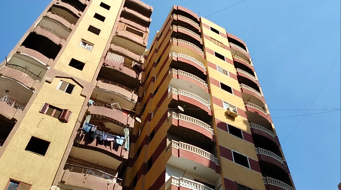 عمارات مخالفة بأحد أحياء الجيزة