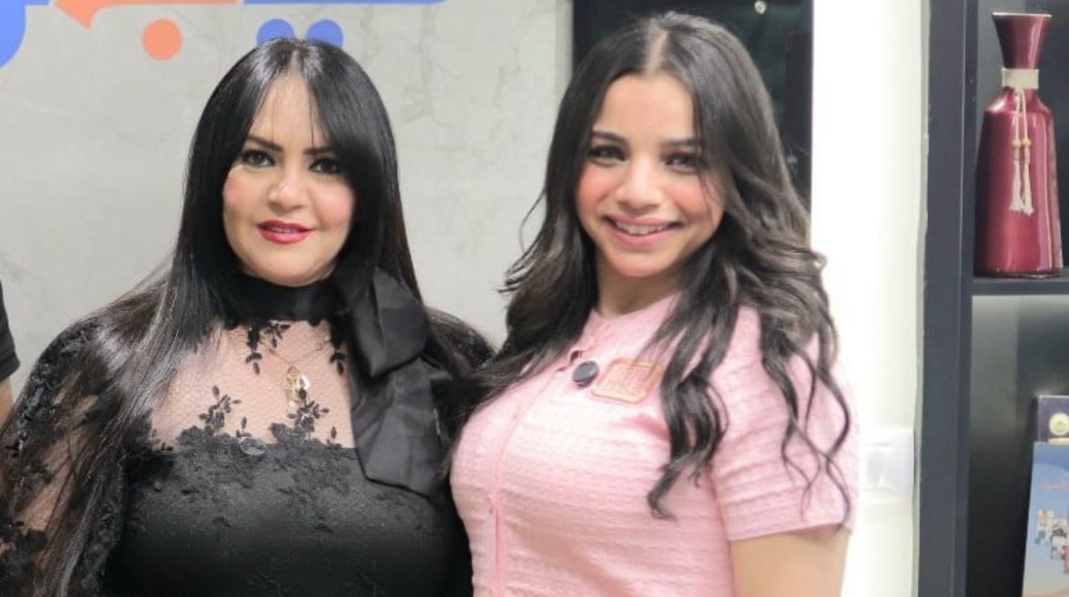 الفنانة منال عبد اللطيف والزميلة هايدي محمد 