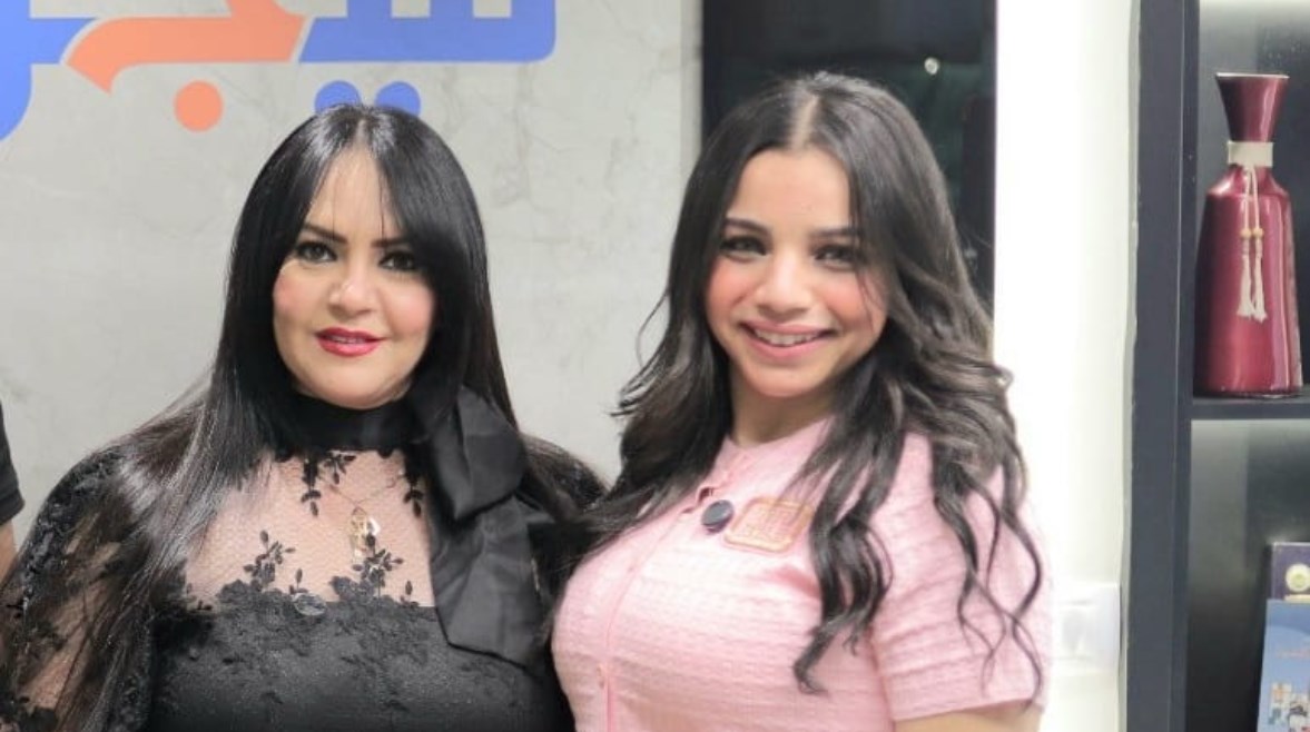 الفنانة منال عبد اللطيف والزميلة هايدي محمد 