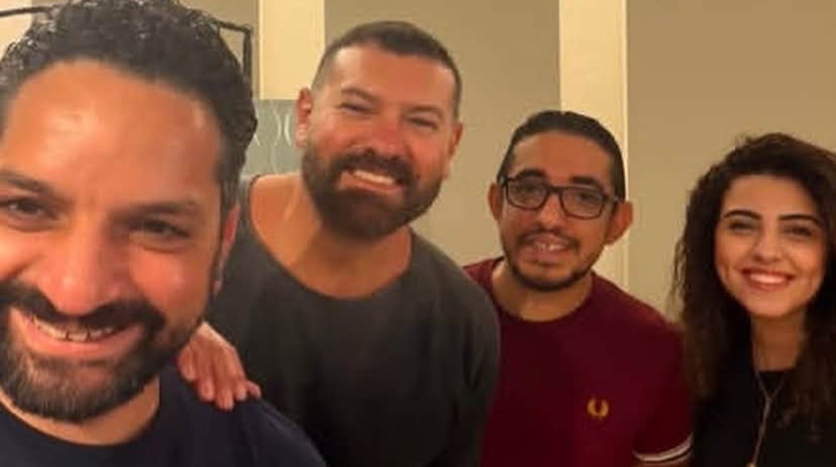 الفنان عمرو يوسف في تعاقده على مسلسل 180
