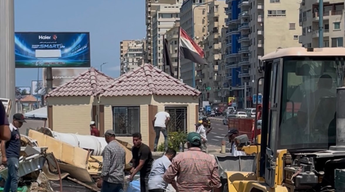 جانب من عملية الإزالة 