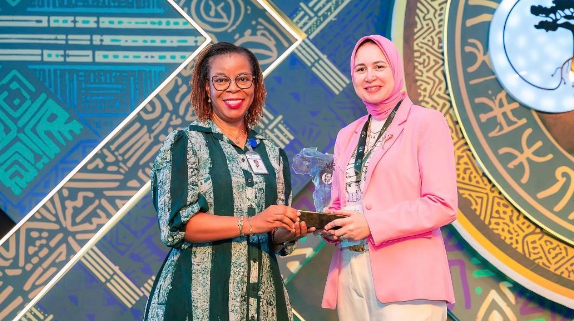 باحثة هندسة الإلكترونيات بالأكاديمية تكرم لتطوريها الرعاية الصحية