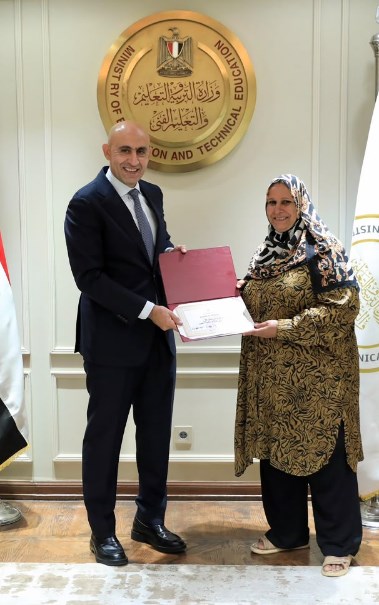 تكريم صالحة أبو الفضل من وزير التعليم
