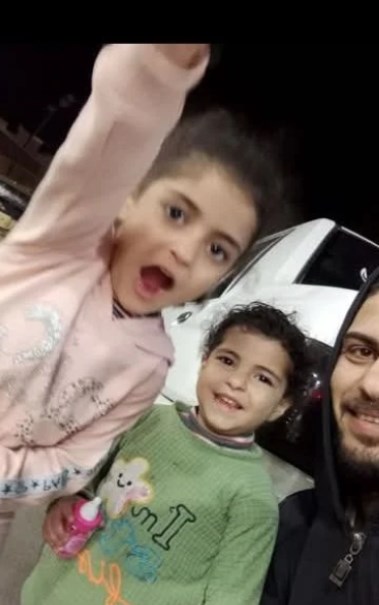 صورة الضحية مع أطفاله 